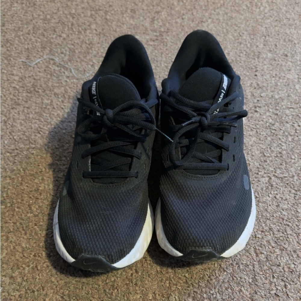 Nike black tennis shoes